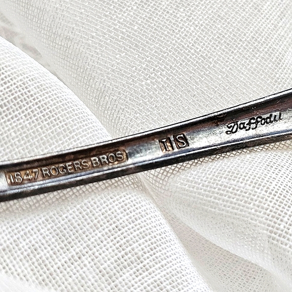 Vintage 1847 Rogers Bros Daffodil Silver Plated Fork, Spring Daffodil Pattern - Picture 3 of 12